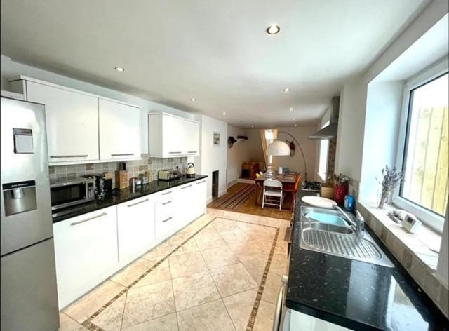 *Family Home In Mumbles. Close To The Beach* Экстерьер фото